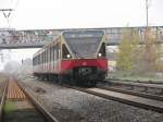 Die S 8 der Berliner S-Bahn Richtung Grnau im Bereich Grnauer Kreuz, oberhalb der Gleisanlagen die berfahrten der Fernbahn.