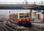 BERLIN, 02.11.2008, S9 nach Flughafen Schönefeld bei der Einfahrt in den S-Bahnhof Warschauer Straße   