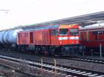 Eine Rangierlok der DB, eingestellt bei der S-Bahn Berlin GmbH, mit einem Kesselwagen im Bahnhof Berlin-Lichtenberg am Freitag, 14. Januar 2005. Dieses Fahrzeug wird auch desfteren fr Transfer- und Rangierfahrten der Berliner S-Bahn genutzt und hat deshalb auch Stromabnehmer fr S-Bahngleise.