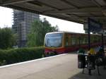 BR 481 als S7 nach S-Bahnhof Ahrensfelde im S-Bahnhof Berlin Poelchaustrae.