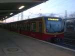 BR 481 als S7 nach Potsdam Hauptbahnhof im S-Bahnhof Berlin-Friedrichsfelde Ost.