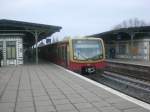 BR 481 als S85 im S-Bahnhof Berlin-Schneweide.