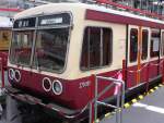 Die 270 001 - Prototypzug der Baureihe 485 der Berliner S-Bahn, wurde 1979 im LEW Hennigsdorf gebaut. Nach langer Zeit war der leider nicht mehr fahrfhige Zug am 12.5.01 im Bw Grnau bei einem Tag der offenen Tr zu begutachten.