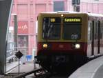 BERLIN, 14.02.2009, S9 nach Spandau bei der Einfahrt in den Bahnhof Alexanderplatz