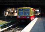 Ein Zug der BR 485 fhrt als S5 zum Bahnhof Warschauer Strasse in den Bahnhof Ostkreuz ein.