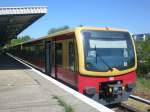 BR 481 als S75 nach S+U Bahnhof Berlin-Spandau im S-Bahnhof Berlin-Wartenberg.