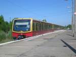 BR 481 als S75 nach S+U Bahnhof Berlin-Spandau im S-Bahnhof Berlin Gehrenseestrae.