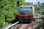 BERLIN, 12.05.2009, S42 bei der Einfahrt in den S-Bahnhof Greifswalder Straße