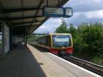 BR 481 als S45 nach S+U Bahnhof Berlin Hermannstrae im S-Bahnhof Berlin Grnbergallee.
