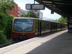 BR 481 als S45 nach S+U Bahnhof Berlin Hermannstrae im S-Bahnhof Berlin Grnbergallee.