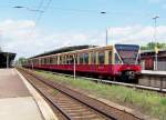 S46 steht hier mit einem Triebzug der Baureihe 480 im Bahnhof von Knigs Wusterhausen bereit und wartet auf die Weiterfahrt nach Westend.