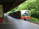 BR 481 als S1 nach S-Bahnhof Oranienburg im S-Bahnhof Berlin-Waidmannslust.