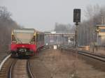 Eine S-Bahn der S5 fhrt am 24.3.05 aus dem Bahnhof Wuhletal in Richtung Mahlsdorf aus.