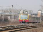 Eine S75 auf der Fahrt in Richtung Gehrenseestrae verlsst den Bahnhof Hohenschnhausen.