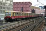 Triebzuggarnitur der Berliner S-Bahn mit 485 127-5 an der Spitze ist am 26.10.2008 in Hhe Alexanderplatz auf dem Weg nach Spandau.