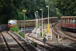 BERLIN, 01.07.2009, S7 nach Potsdam Hbf bei der Einfahrt in den S-Bahnhof Westkreuz; rechts S9 in Richtung Flughafen Schönefeld nach der Ausfahrt