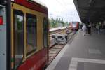 HENNIGSDORF (Landkreis Oberhavel), 05.07.2009, S25 im Endbahnhof Hennigsdorf; am gleichen Gleis, mit anderer Stromversorgung, RE6 nach Neuruppin West