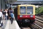 BERLIN, 21.07.2009, ein S-Bahnzug der BR 485 im S-Bahnhof Landsberger Allee; normalerweise fahren Züge dieser Baureihe nicht (mehr) auf der Ringbahnlinie, aber bei dieser ältesten Berliner