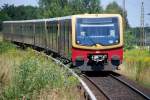 BLANKENFELDE-MAHLOW (Landkreis Teltow-Fläming), 01.08.2009, die Berliner S-Bahnlinie S2 bei der Einfahrt in die Endstation S-Bahnhof Blankenfelde