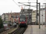 Ergnzungszug nach Berlin-Ostbahnhof Berlin-Alexanderplatz (3.08.2009). Niemand wei, was das eigentlich fr ein Zug ist - S, RB oder RE. Alle Vorhersagen und Anzeigen sin nicht eindeutig.