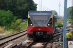 BERLIN, 10.08.2009, S8 nach Schöneweide bei der Einfahrt in den S-Bahnhof Baumschulenweg