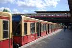 BERLIN, 29.08.2009, S75 nach Spandau an Bahnsteig D im S-Bahnhof Ostkreuz; oben der alte Ringbahnsteig, dessen Tage gezählt sind und auf dem an diesem Tag die Ringbahn im Pendelzugbetrieb