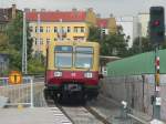 Die Linie S9 fuhr bisher vom Flughafen Schnefeld bis Westkreuz. Das ist wegen der Umbauten am S-Bahnhof Ostkreuz nun nicht mehr mglich. Nun fhrt sie bis Pankow Blankenburg. Hier bei der Ausfahrt vom provisorischen Ringbahnsteig am Ostkreuz in Richtung Frankfurter Allee. 6.9.2009