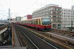 S5 nach Lichtenberg mit DB 481 358-0 bei der Einfahrt in den Bahnhof Berlin Alexanderplatz am 26.10.2008.