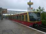 BR 481 als S41 ber Frankfrter Allee,Ostkreuz und Treptower Park im S-Bahnhof Berlin Storkower Strae.