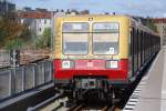 BERLIN, 09.10.2009, S9 nach Flughafen Schönefeld am neuen Ringbahnsteig im S-Bahnhof Ostkreuz