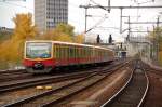 Eine S-Bahn der BR 481 verlsst am 26.10.09 Berlin Zoo Richtung Tiergarten.