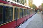 BERLIN, 07.11.2009, S25 nach Hennigsdorf im S-Bahnhof Eichborndamm