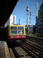 485 147 am 31.August 2008 nach Flughafen Berlin Schnefeld im S-Bahnhof Berlin Hackescher Markt.