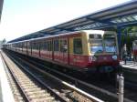 BR 485 als S9 nach S+U Bahnhof Berlin-Spandau im S-Bahnhof Berlin Treptower Park.