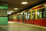 BERLIN, 06.12.2009, S1 nach Frohnau im S-Bahnhof Brandenburger Tor; dieser Bahnhof hieß bis August 2009  Unter den Linden 