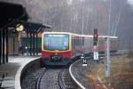 BERLIN, 06.12.2009, S1 nach Wannsee bei der Ausfahrt aus dem S-Bahnhof Yorckstraße (Großgörschenstraße)    