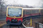 BERLIN, 06.12.2009, S1 nach Frohnau bei der Ausfahrt aus dem S-Bahnhof Yorckstraße (Großgörschenstraße) 