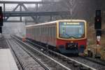 BERLIN, 06.12.2009, S1 nach Oranienburg bei der Ausfahrt aus dem S-Bahnhof Julius-Leber-Brücke.