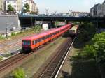 Zwei Zge der BR 485 in unterschiedlicher Lackierung nhe Bhf.Messe Nord/ICC (frher Witzleben).Im Hintergrund die Kaiserdamm Brcke mit der  darunter hngenden  U-Bahn Linie 2 Bln.26.05.05