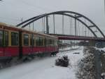 Ein Zug der BR 481 unterquert eine Brcke, die den Betriebsbahnhof Rummelsburg mit dem Nordring verbindet.