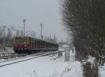 Eine S-Bahn der Baureihe 485 auf der S3 nach Erkner, hier zwischen Rummelsburg und Betriebsbahnhof Rummelsburg.