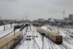 4 Triebzge der BR 481 tummeln sich zwischen Berlin-Warschauer Strae und dem Ostbahnhof.