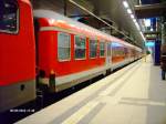 Zwischen zwei Fhrerstnden im  S-Bahn-Zusatzverkehr  in Berlin. An der Spitze ein Steuerwagen Bybdzf 482.1, dann ein Wagen Bnrz 451.4 und das Ganze geschoben von einer 143 644-3 als RB 28117 nach Wustermark. Am 05.02.2010 kurz vor der Abfahrt in Berlin Hbf (tief).