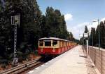 Ein 475/875er-Halbzug nach Lichterfelde Ost in Eichborndamm bei der Ausfahrt-Sommer 1995