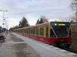 BR 480 als S8 nach S-Bahnhof Berlin-Grnau im S-Bahnhof Hohen Neuendorf.(27.2.2010)