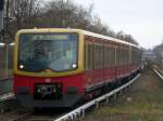 BR 481 als S2 nach S-Bahnhof Berlin-Blankenfelde im S-Bahnhof Berlin-Marienfelde.(5.4.2010)