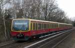 BR 481 als S2 nach S-Bahnhof Bernau im S-Bahnhof Berlin Schichauweg.(5.4.2010)