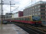 BR 481 als S75 nach S-Bahnhof Berlin-Wartenberg im S+U Bahnhof Berlin Alexanderplatz.(11.4.2010)