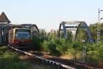 S42 verlsst am 27.07.2009 den Bahnhof Treptower Park in Richtung Ostkreuz, hier noch auf den  alten  Ringbahn-Gleisen.