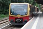 BERLIN, 20.06.2010, S-Bahnlinie S1 nach Frohnau im S-Bahnhof Schlachtensee